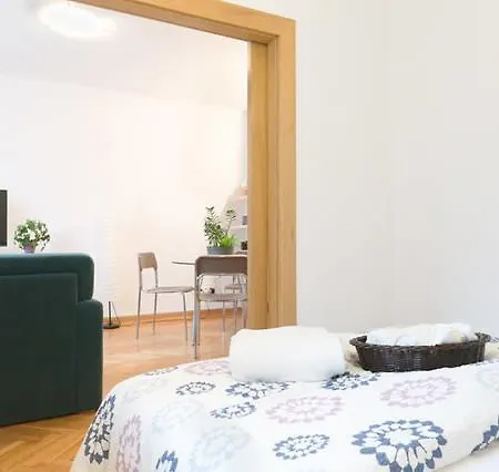 Old Town Apartment *