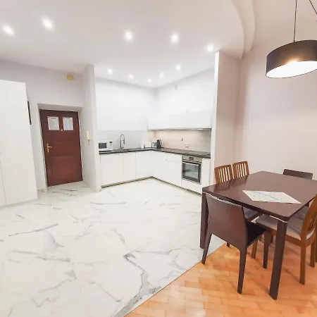 Old Town Apartment *