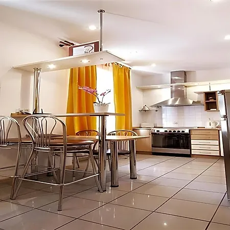 Old Town Apartment *
